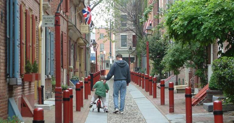 $!Elfreth's Alley es considerada la calle residencial más antigua de Estados Unidos, data de 1703.