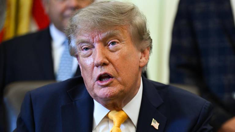 Donald Trump dice que la Luna pertenece a EE.UU. y desvela uniforme de la Fuerza Espacial