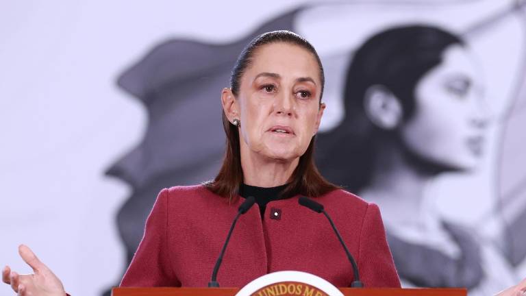 La presidenta de México, Claudia Sheinbaum, habla durante una rueda de prensa.