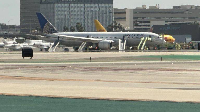 Fotografía que muestra el avión afectado, en el Aeropuerto Internacional de Los Ángeles.