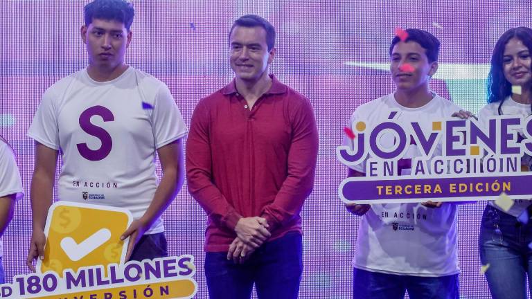 El presidente de Ecuador, Daniel Noboa (c), participa en la nueva etapa del programa Jóvenes en Acción este miércoles.