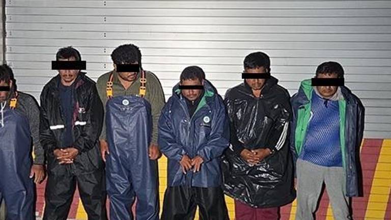 Fotografía que muestra a los seis detenidos a bordo de la embarcación.