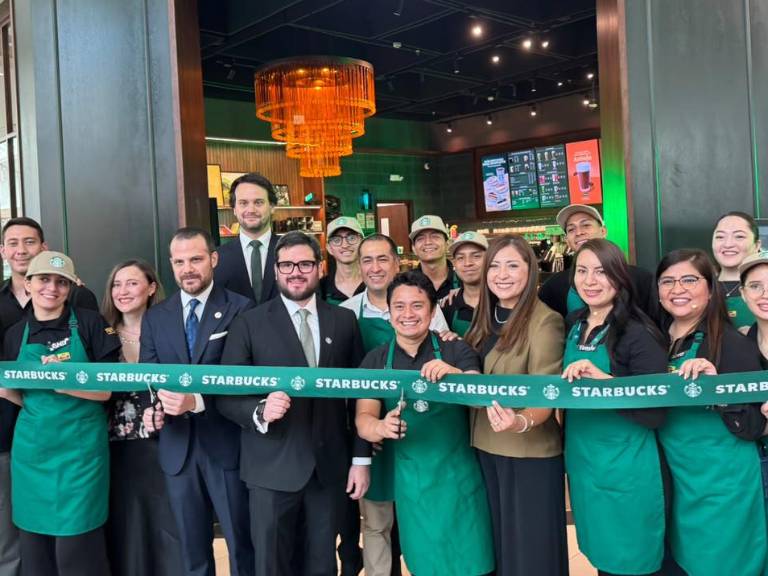 $!Representantes y trabajadores de Starbucks, durante el corte de cinta del primer local en Guayaquil, este 15 de julio de 2026.