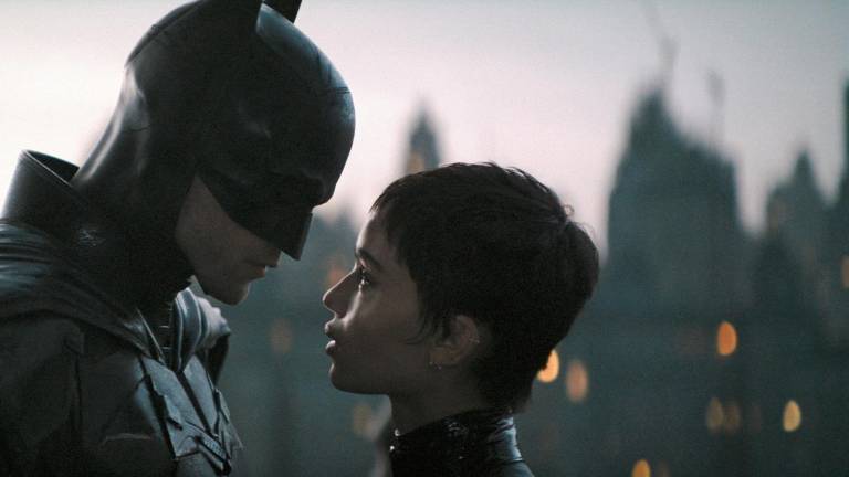 Fotograma cedido por Warner Bros. Pictures donde aparece Robert Pattinson como Batman y Zoe Kravitz como Selina Kyle, durante una escena de la película The Batman.