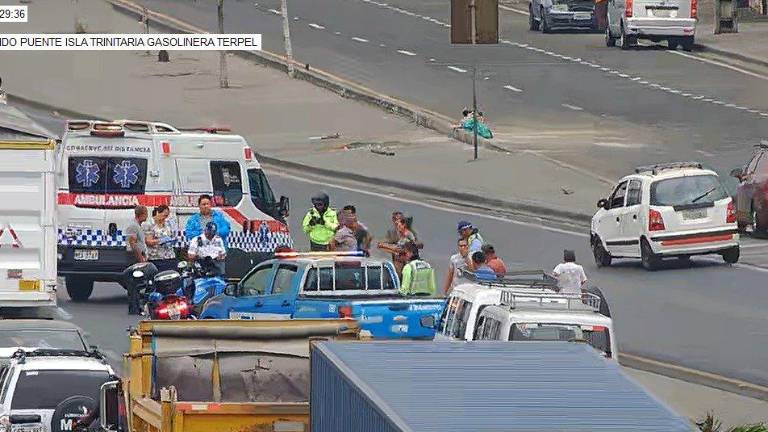 Ciclista murió en la vía Perimetral de Guayaquil: habría sido impactado por llantas de un tráiler