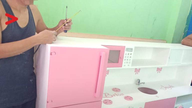El SNAI difundió la conmovedora historia de un padre que construyó una cocina de juguete para su hija.