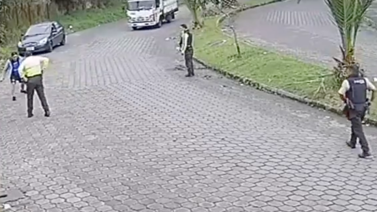 Así fue cómo tres policías lograron detener a un sujeto que amenazaba con un machete en Quito