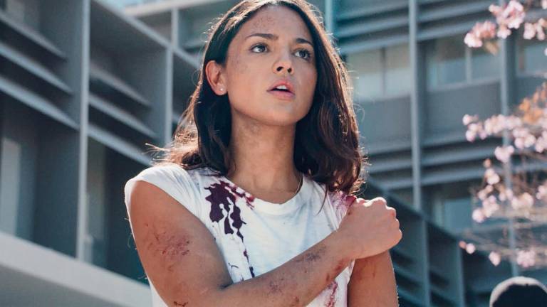 Fotografía cedida por Universal Studios donde aparece Eiza González, como Cam Thompson, durante una escena de la película de acción Ambulance. EFE/Universal Studios