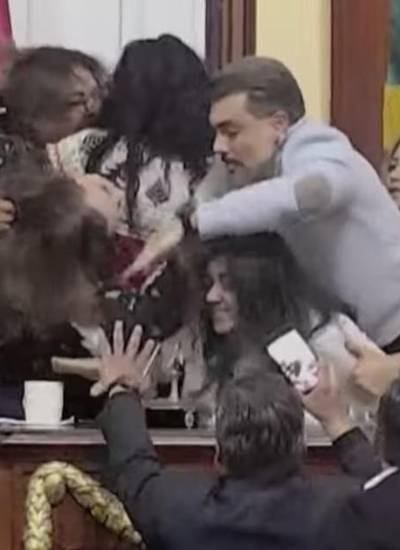 Captura de video viralizado en el qeu se observa cómo al menos cinco senadores se jalan el cabello.