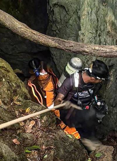 Esta imagen, distribuida por Metta Tham Rescue Kalasin el 26 de mayo de 2026, muestra a los rescatistas dentro de una cueva en la provincia de Xaisomboun donde fueron encontrados 5 de 7 mineros atrapados.