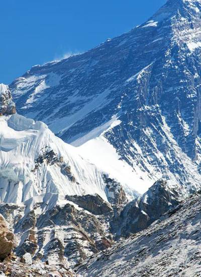 Guías, empresas de helicópteros y directivos de hospitales habrían coordinado rescates falsos en el Everest para cobrar seguros internacionales.