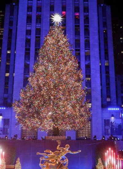 El árbol de Navidad del Rockefeller se enciende durante la ceremonia de iluminación en Nueva York, Nueva York, EE. UU., el 3 de diciembre de 2025.