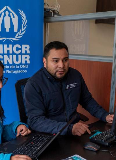 Foto de la Defensoría Pública de Carchi, donde junto a ACNUR se brinda asesoría a personas de distintas nacionalidades.