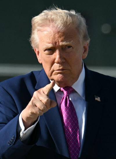 El presidente de EE.UU., Donald Trump, bajando del Marine One.