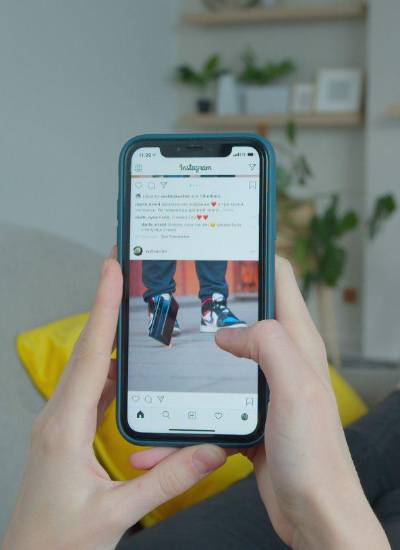 Mujer navegando por la red social Instagram.