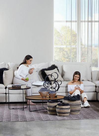 Espacio de sala confortable y elegante donde madre e hija pueden compartir momentos de calma. La decoración puede ayudar a crear ambientes que inviten a la relajación.