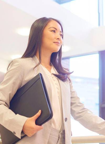 Mujer preparada para entrevista de empleo. Se hizo un llamado a las personas interesadas a participar en los concursos de méritos y oposición en el SRI para aplicar a oportunidades laborales.