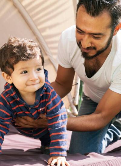 Imagen referencial de padre cuidando a su hijo