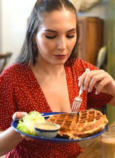 Mujer preparándose el desayuno, que contiene carbohidratos, en imágenes referenciales.