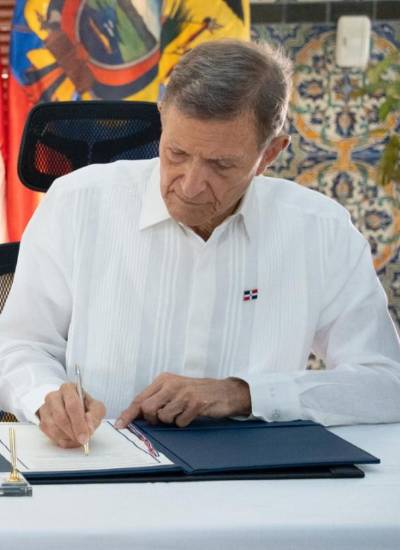 Los cancilleres Gabriela Sommerfeld y Roberto Álvarez acordaron reforzar los vínculos entre Ecuador y República Dominicana.