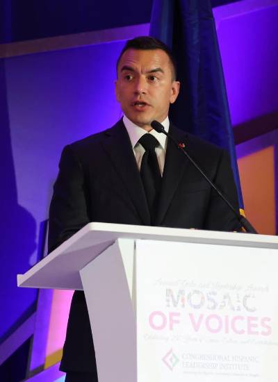 El presidente de Ecuador, Daniel Noboa, habla durante la 22.ª gala anual y entrega de los Premios al Liderazgo 'Mosaico de Voces' este miércoles, en Washington.