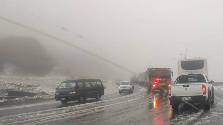 Caída de nieve en Papallacta deja atrapados a varios vehículos; otras emergencias fueron reportadas en Pichincha