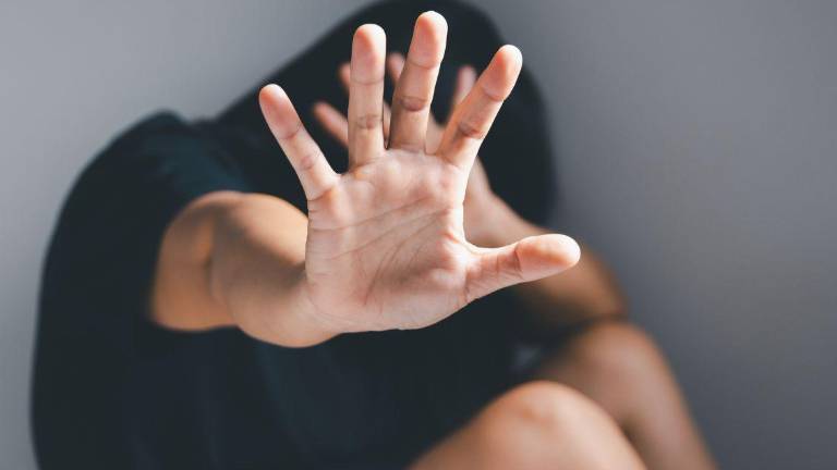 Brutal agresión contra una mujer por robarle el celular en el norte de Quito