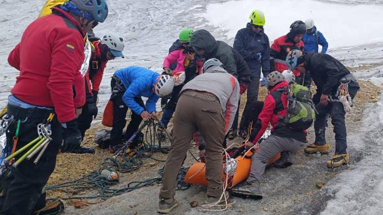 Mujer de 41 años murió en el volcán Cayambe: habría sufrido un impacto con una roca