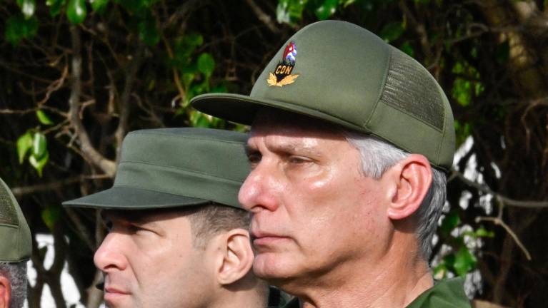 El presidente de Cuba, Miguel Díaz-Canel (derecha), el coronel Raúl Guillermo Rodríguez Castro (centro), nieto del expresidente Raúl Castro, y el ministro de las Fuerzas Armadas.
