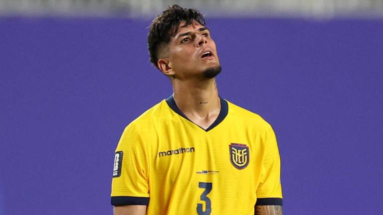Piero Hincapié cabizbajo tras el empate 0-0 en el partido entre Ecuador y Curazao por el Mundial 2026.