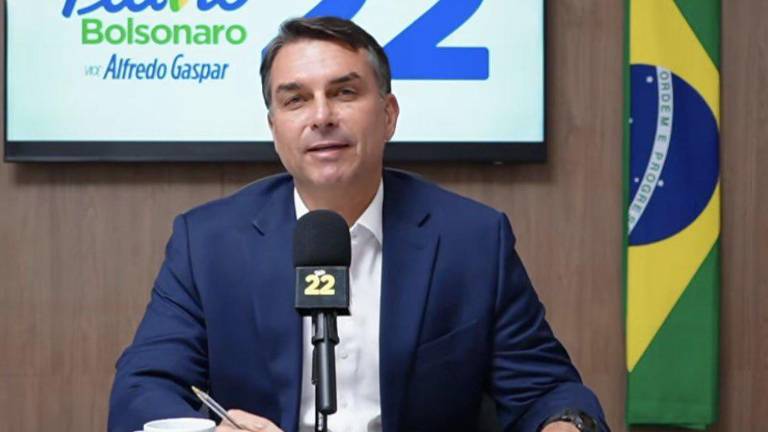 Aseguran que Donald Trump y sus asesores ayudaron a Flávio Bolsonaro a huir a EE.UU.