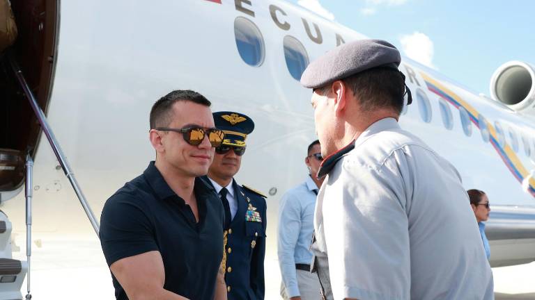 Daniel Noboa baja del avión presidencial tras arribar a la ciudad de Miami, en Estados Unidos, el pasado 6 de marzo.