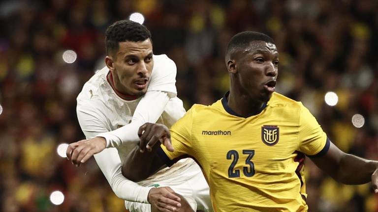 El centrocampista de la selección de fútbol de Marruecos Azz-Eddine Ounahi (i) lucha con Moisés Caicedo, de Ecuador, durante el partido amistoso.