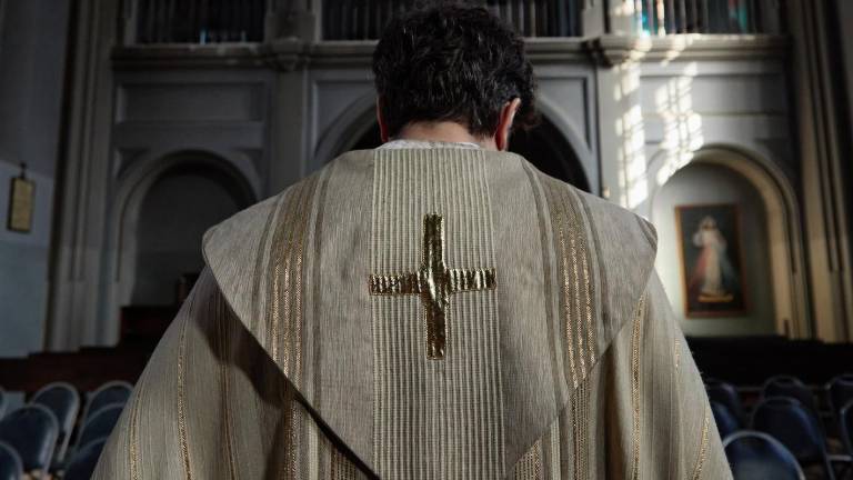 Captan a sacerdote con menores de edad en su vivienda en Olón, provincia de Santa Elena