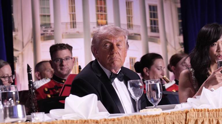 El presidente de Estados Unidos, Donald Trump (C), y la primera dama, Melania Trump (I), participan en la cena de la Asociación de Corresponsales de la Casa Blanca en Washington, DC, EE. UU.