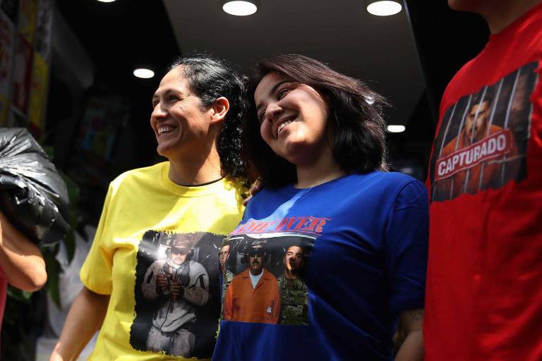 $!Personas visten camisetas con imágenes de la captura de Nicolás Maduro, este martes, en Lima (Perú).