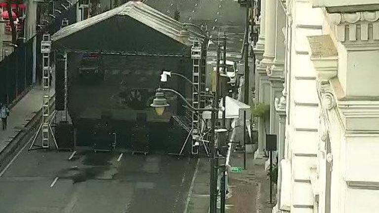 Ordenan quitar la tarima en apoyo de Aquiles Alvarez en Guayaquil.