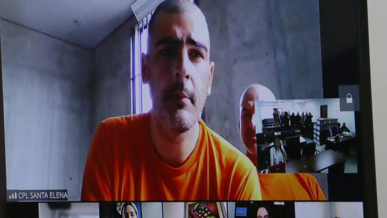 Fotografía que muestra a Aquiles conectado para una audiencia desde la Cárcel del Encuentro, en la provincia de Santa Elena.