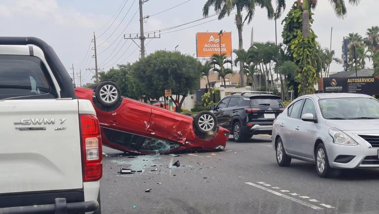 $!Vehículo volcado en la Vía a Samborondón, Guayas.