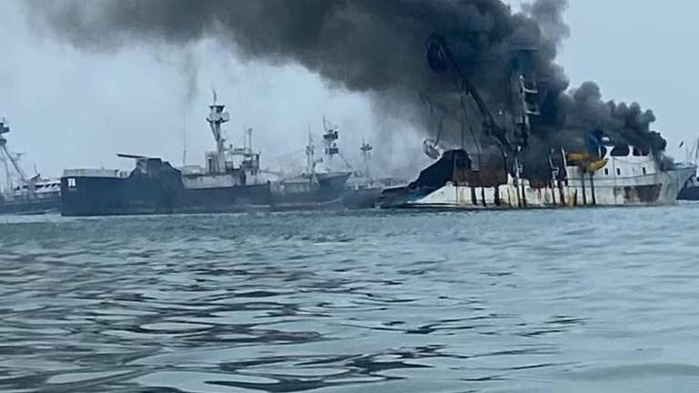 Manta: La Armada se pronuncia sobre el incendio del barco Gold Tuna, presuntamente vinculado a alias 'Mexicano'