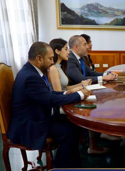 Fotografía que miestra el encuentro entre autoridades diplomáticas de Ecuador y Canadá para abordar programas de migración circular.