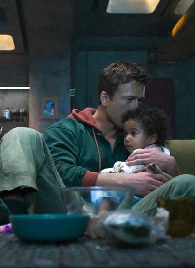 Imagen que muestra al actor Glen Powell interpretando a Ben Richards.