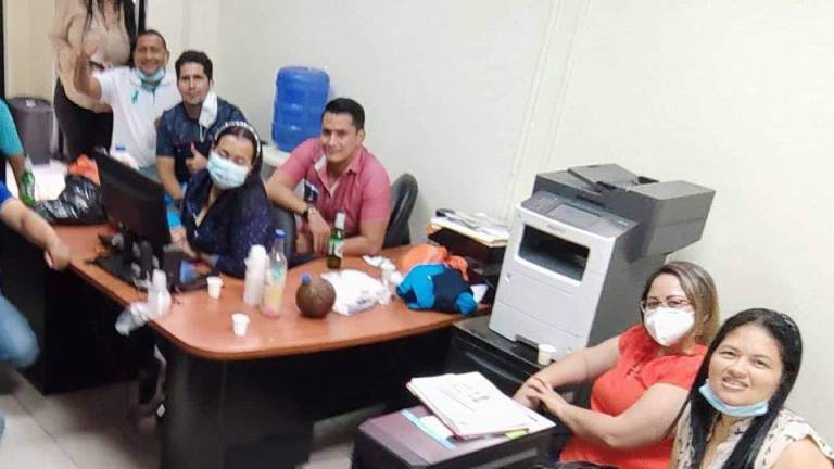 Foto muestra a funcionarios bebiendo alcohol dentro de hospital; Coordinación de Salud anunció despidos