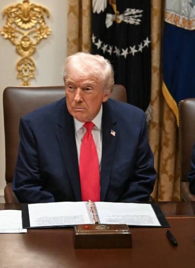 El presidente de Estados Unidos, Donald Trump (centro), junto con el secretario de Estado, Marco Rubio (izq.), y el secretario de Defensa, Pete Hegseth (der.), en la Sala del Gabinete de la Casa Blanca en Washington, DC, el 2 de diciembre de 2025.