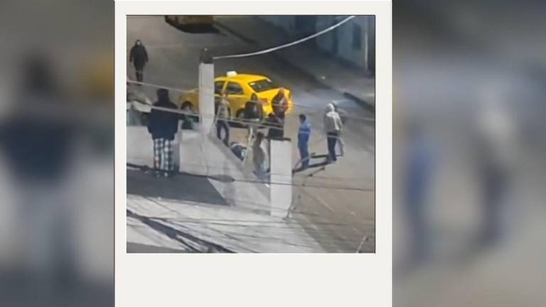 Grupo de taxistas golpeó y quemó a un sujeto acusado de robar un vehículo al sur de Quito