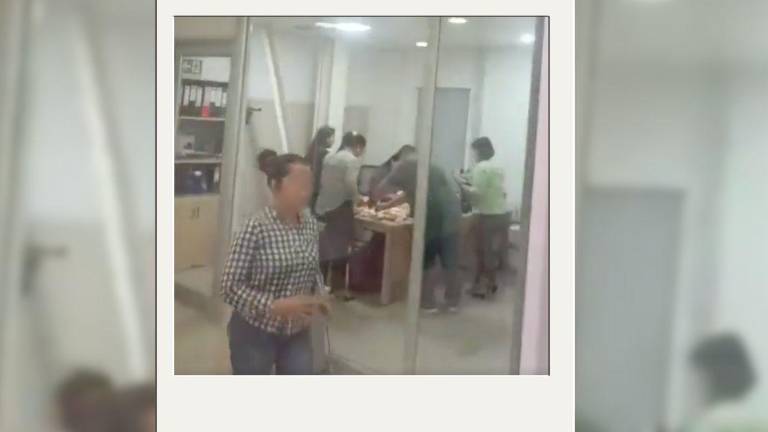 Hospital Los Ceibos sanciona a funcionarios tras quejas por fiesta en el área de admisión