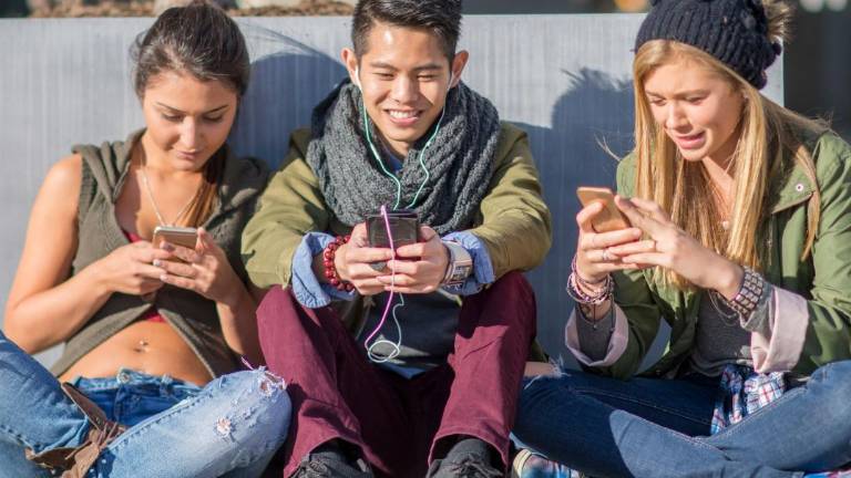 Adolescentes utilizando redes sociales. (Foto referencial)