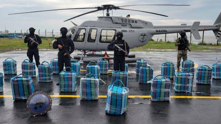 Hallan 27 bultos de droga y 918 galones de combustible en una lancha de Esmeraldas