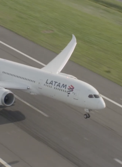 Uno de los aviones de LATAM Airlines Ecuador a punto de despegar.