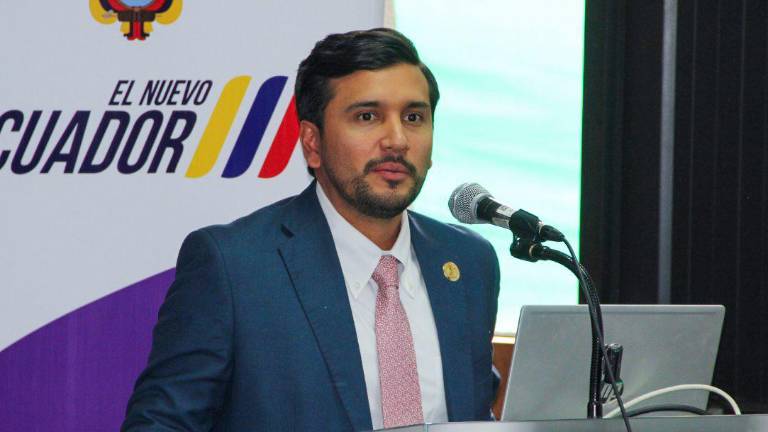 Gobierno expide reglamento para transformar la carrera sanitaria en Ecuador